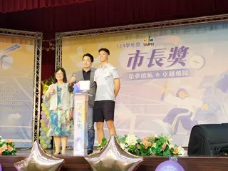 台北市長蔣萬安今天赴大安高工頒獎給國中市長獎得主，大兒子蔣得立是今年的市長獎得主...
