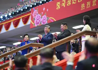 习近平和夫人彭丽媛当地时间6月8日晚在金正恩和夫人李雪主陪同下，在平壤体育馆观看专场文艺演出。 （新华社）