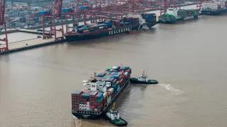 宁波港。全球各大经济体正在选择贸易壁垒，而非深化经济一体化。