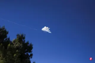 6月8日，以色列防空系统“铁穹”拦截了一枚伊朗导弹，导弹在耶路撒冷上空爆炸，产生白色浓烟。 （路透社）