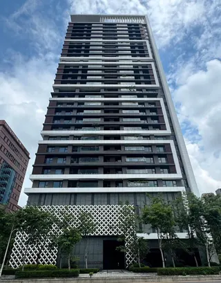 「馥華雲鼎」主打127至146坪的大坪數住宅，是板橋區中坪數最大的高價住宅社區。永慶房屋提供