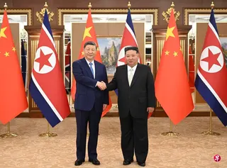 当地时间星期一（6月8日）下午，中共总书记习近平（左）在平壤锦绣山迎宾馆同朝鲜最高领导人金正恩举行会谈。 （新华社）