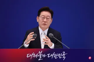 韩国总统李在明星期一（6月8日）在青瓦台举行就职一周年记者会，阐述接下来的政策愿景和目标。 （法新社）