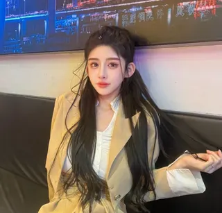 洪洛言女士