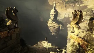 A huge statue of a Greek spartan warrior. It's a screenshot from Resonance: A Plague Tale Legacy.