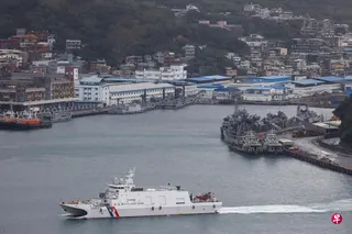 台湾国防部长表示，中国海警在台湾以东海域巡逻是“挑衅行为”。图为2025年12月30日，中国大陆举行“正义使命2025”军事演习期间，一艘台湾海巡署巡逻船在基隆港航行。 （路透社档案照）