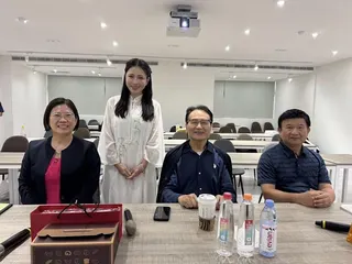 德馨（左二）開心分享完成碩士論文。翻攝德馨臉書