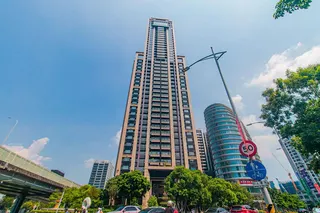 位於新莊區的『遠雄九五』高達42層樓，擁有頂級景觀，更不乏超過150坪以上的大坪數豪宅，引發市場關注。圖／永慶房屋