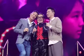 修哥胡枫（中）以94岁高龄姿态开演唱会，破世界纪录，两个干儿子张学友（左）和张家辉到场助阵。 （互联网）
