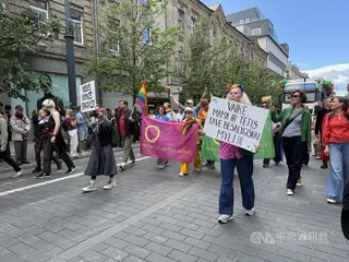 遊行隊伍團體之一是小孩為同志的家長們。圖為舉著「所有家庭都重要」和「孩子，爸爸和媽媽無條件地愛你」標語的家長。中央社記者游堯茹維爾紐斯攝　115年6月8日
