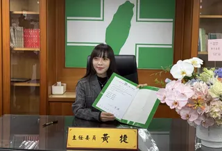 民進黨高雄市黨部8日舉行新舊任主委交接典禮，新任主委、立委黃捷上任後隨即簽署首份人事公文。（圖／中時洪浩軒攝）