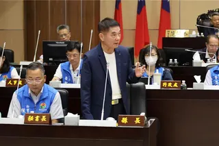 苗栗縣原住民移居都會區數量大增，泰雅族議員楊文昌建議增設一名都會區原民議員，鍾東錦答詢表示認可楊文昌的建議。（謝明俊攝）