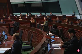 香港立法会星期一（6月8日）将开会讨论制订维护国家安全附属法例，特首若获授权可发证明书认定刑事案涉危害国家安全。图为香港房屋局长何永贤今年1月21日在立法会大会辩论推行长者房屋政策议案时表示，当局将在今年落实房委会的“长者业主楼换楼计划”细节。 （香港中通社）