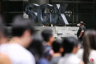 截至早上9时10分，海峡时报指数跌69.63点或1.38%，报4980.33点。 （档案照片）
