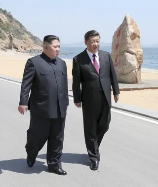 中國國家主席習近平出訪北韓。圖為2018年5月8日北韓最高領導人金正恩（左）到訪...