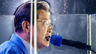 李在明在2024年倖免於一次刺殺後，現在在防彈玻璃後進行競選，並穿上防彈背心
