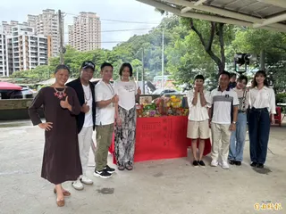 莉芙·烏娃兒(左起)、撒基努、范逸臣、黃莉、張本渝和民雄、游君萍以及小薰今出席開鏡儀式。(記者蕭方綺攝)