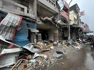 新竹市高翠路今晨傳出重大氣爆意外，目前已知2人失去生命跡象。(記者王駿杰／攝影)