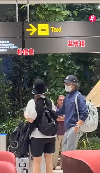 朴信惠（左）打扮休閒，裴勇浚的一頭白髮也成為焦點。翻攝IG@zaobaosg.entertainment