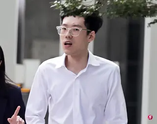 被告陈家禾与在网上结识的13岁少女发生性行为，星期二（6月9日）在国家法院被判坐牢八年又九个月，以及鞭打六下。 （海峡时报）