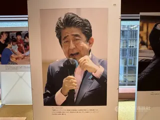 由台灣國立政治大學安倍晉三研究中心主辦的「安倍晉三與現代日本研究國際論壇」9日在東京舉行，現場擺放許多安倍生前影像紀錄。中央社記者戴雅真東京攝  115年6月9日