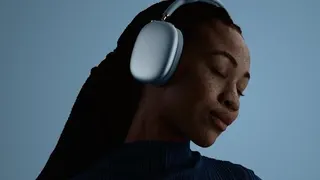 只要是透過AirPods輸出的音訊，都能套用這套自訂後的音效設定，徹底實現了「音質自由」。(圖／取自蘋果官網)
