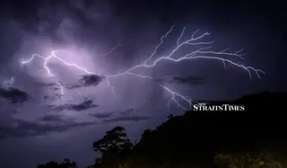 The Malaysian Meteorological Department (MetMalaysia) has issued a warning of thunderstorms, heavy rain and strong winds in five states and the Federal Territories of Kuala Lumpur and Labuan until 12 midnight tonight. - File pic