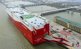 以美元计价的中国出口总额，5月同比增长19.4%，创三个月来最大增幅。图为比亚迪深圳号汽车运输船停靠在江苏省苏州港，准备装载出口汽车。 （法新社）