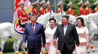 朝鮮領導人金正恩（右二）與其妻子李雪主（右）在平壤金日成廣場為中國國家主席習近平舉行的歡迎儀式期間，與習近平（左）及其妻子彭麗媛（左二）一同步行。