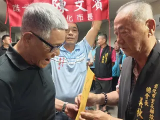 彰化市里長聯誼總會長吳秋仁（右）遞交連署書，由國民黨彰化縣黨部主委蕭景田代表接受。（葉靜美攝）