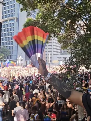 巴西聖保羅7日舉行第30屆同志大遊行，包利斯塔大道再度化身彩虹大道，吸引大批民眾參與。（支黃秀莉提供）中央社記者唐雅陵聖保羅傳真　115年6月9日
