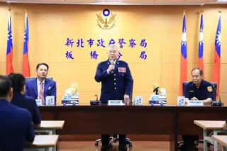 新北市警察局局長方仰寧致詞感謝品豐大中華證券投資顧問股份有限公司董事長蔡彰鍠。新北市警局提供