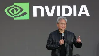 輝達執行長黃仁勳婉拒出席國會聽證會，但歡迎參議員華倫等人前往該公司總部交流。(歐...