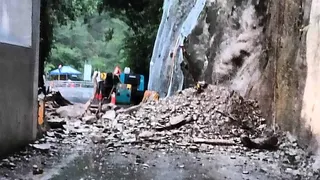坍方導致雙向道路阻斷無法通行。（圖／公路局提供）