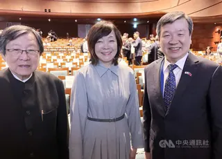 由台灣國立政治大學安倍晉三研究中心主辦的「安倍晉三與現代日本研究國際論壇」9日在東京舉行。安倍晉三夫人安倍昭惠（中）、總統府資政邱義仁（左）與駐日代表李逸洋合影。中央社記者戴雅真東京攝　115年6月9日