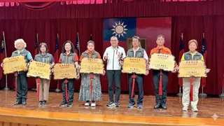 《圖說》市長侯友宜於治安會報頒獎表揚榮獲市府114年加速推動社區治安營造社區工作評鑒優質治安社區。〈警察局提供〉
