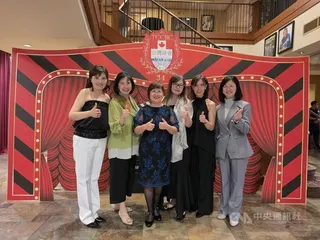僑委會委員長徐佳青（左3）出席加拿大卑詩省台商之夜表示，很高興有許多優秀的加拿大台灣女性企業家為加台關係持續付出，讚揚她們是柔軟又堅韌的力量。中央社記者程愛芬溫哥華攝　115年6月9日