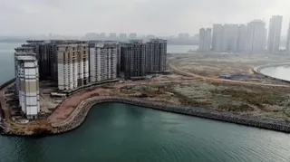 海南海花島是由恆大集團斥資約人民幣1,600億元，在海南省儋州市洋浦灣海域填海建造的世界最大人工島。