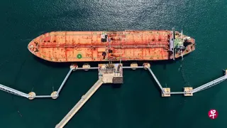 6月9日，一艘油轮在中国山东省青岛市一处码头卸载进口原油。 （法新社）