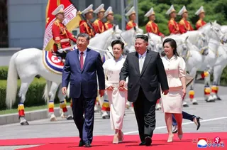 中国国家主席习近平（左）和夫人彭丽媛（左二）星期一（6月8日）对朝鲜进行两天国事访问，受到朝鲜领导人金正恩（右二）和夫人李雪主（右）的热烈迎接。 （法新社）