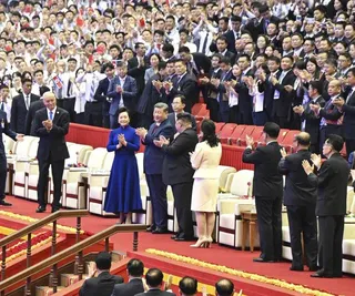 8日晚間，中國國家主席習近平與夫人彭麗媛，在北韓領導人金正恩和夫人李雪主陪同下，...
