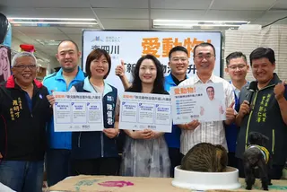 國民黨新北市長參選人李四川參訪新店動保績優社區「小城里愛心認養小棧」。   圖：李四川競選辦公室/提供