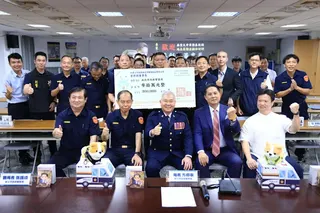 品豐大中華證券投資顧問股份有限公司董事長蔡彰鍠與新北市警察局局長方仰寧暨所屬同仁合影。新北市警局提供