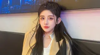 洪洛言女士