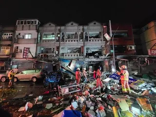 新竹市高翠路今晨傳出重大氣爆意外，目前已知2人失去生命跡象。(新竹市消防局提供)