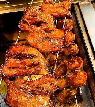 「鵝腿阿姨」透露，過去販售的產品確實以鴨腿為主，而真正的鵝腿近兩年才開始供應，目...