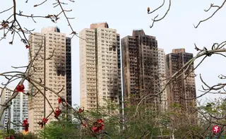香港警方及廉政公署就大埔宏福苑大火成立的联合调查小组，星期三（6月10日）落案起诉七人及两家公司合共25项控罪。图为去年火灾后的宏福苑。 （香港中通社）