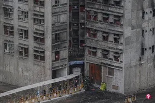 香港宏福苑去年经历致命火灾后，部分居民于今年4月21日首次重返灾后现场，取回个人物品。 （路透社）