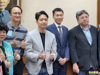 立法院教育與文化委員會今由國民黨立委羅廷瑋(右3)擔任召集人，召開「電子競技運動發展基本法」草案公聽會，運動部長李洋(右2)也受邀列席。(記者羅國嘉攝)