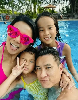 吴文忻（左一）生前和老公以及两个女儿的幸福生活留影。（取自吴文忻IG）